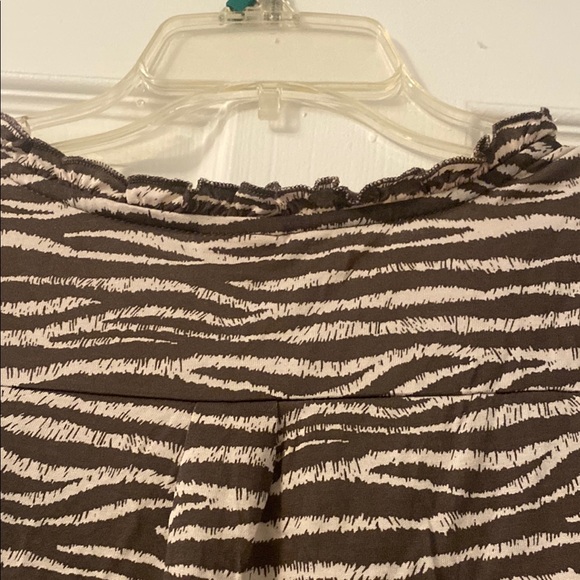 Brown Tan Ruffled Sleeveless Blouse - Picture 8 of 8